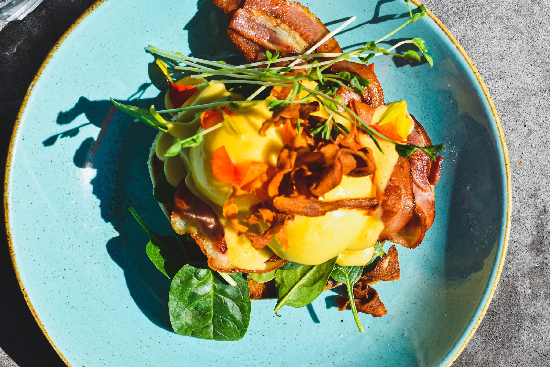 Eggs benedict on a blue plate